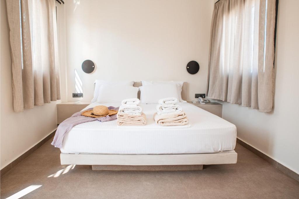 North Wind Luxury Suites客房内的一张或多张床位
