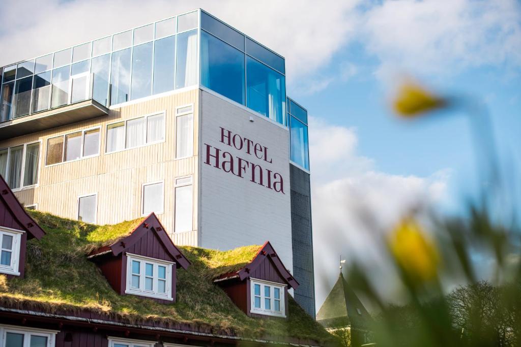 托尔斯港哈夫尼亚酒店的一座医院建筑,有草屋顶