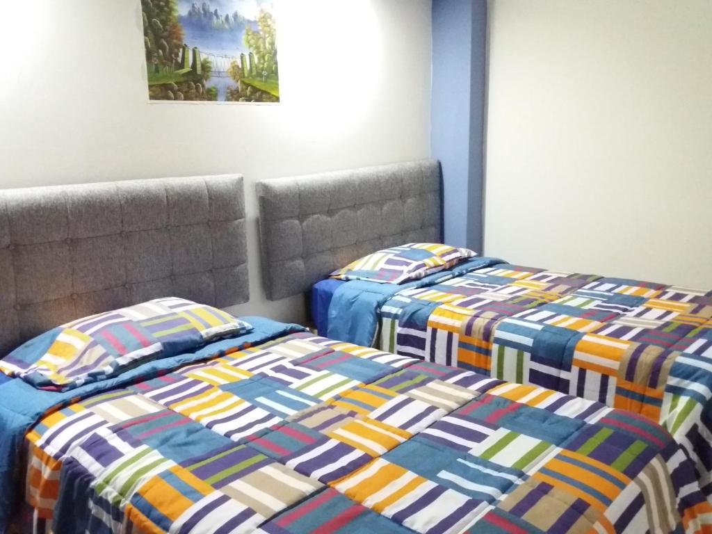 伊察Amaris Hotel的卧室内两张并排的床