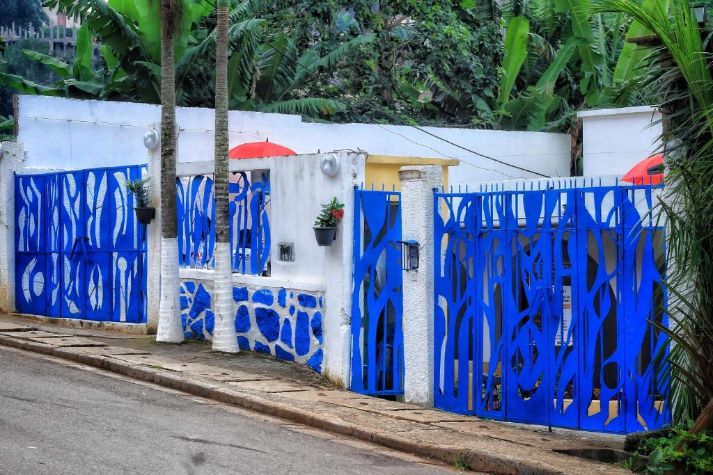 雅温得FIIAA的街道边的蓝色栅栏