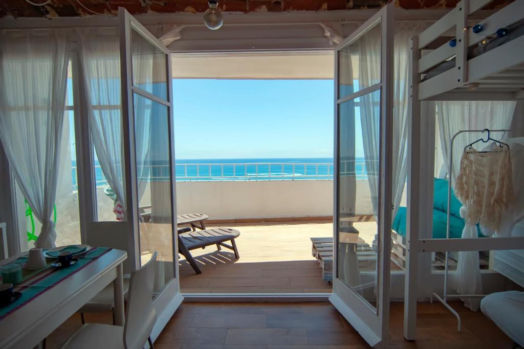 卡内·德·玛尔LOFT CANET DE MAR CERCA de BARCELONA的客房设有海景阳台。