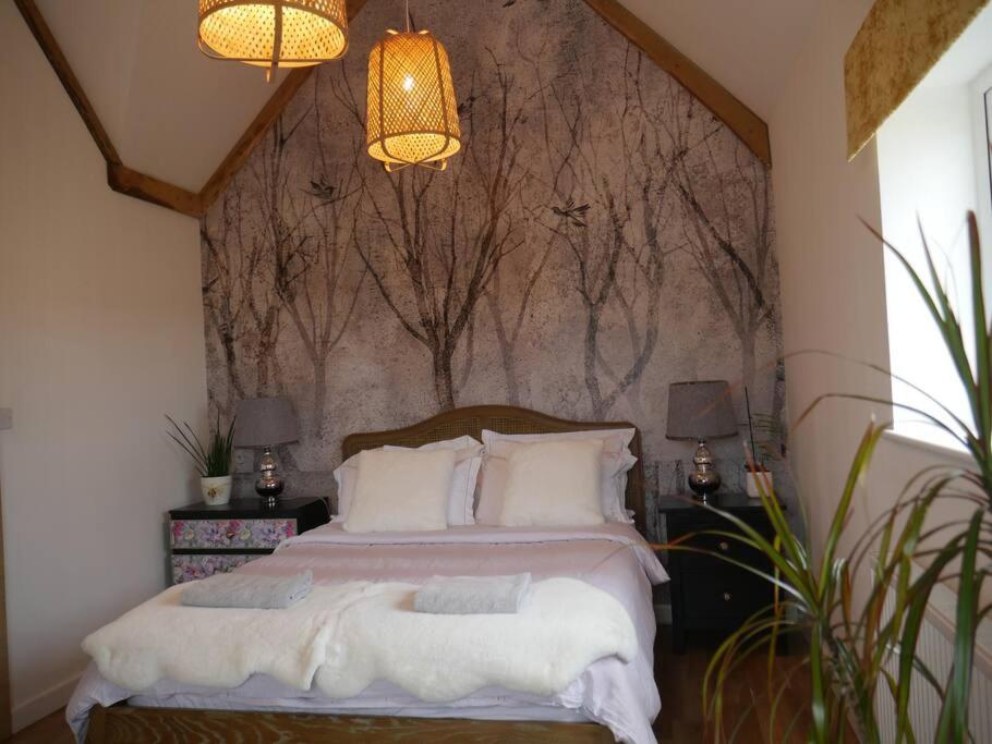 切尔滕纳姆Cheltenham accommodation -self-catering-2 bedrooms的一间卧室配有一张壁画床