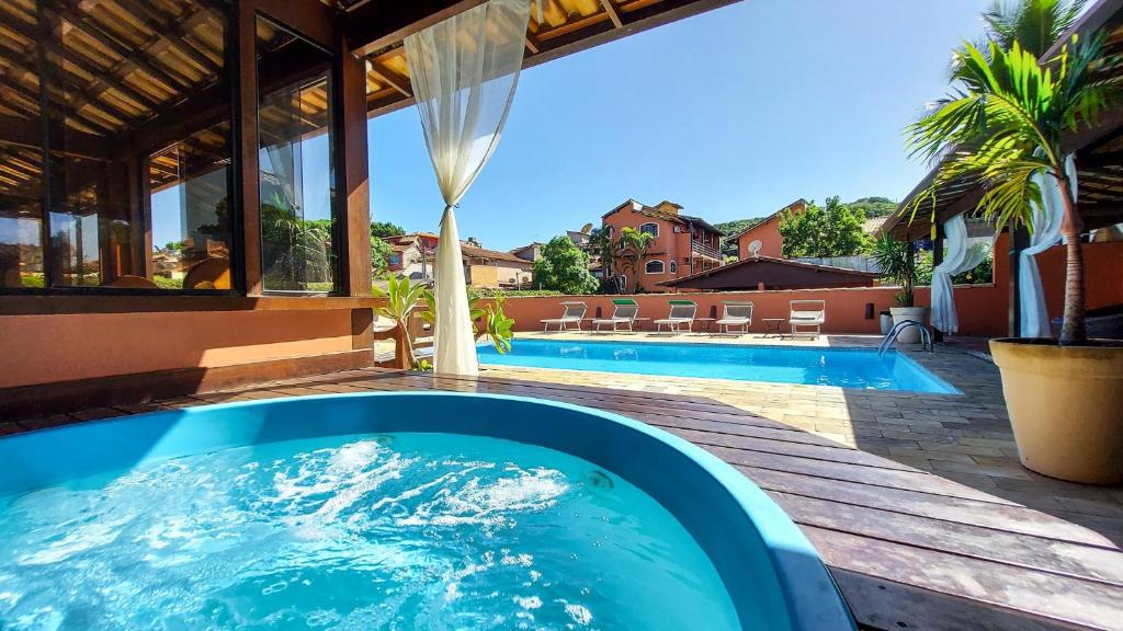 布希奥斯Búzios Centro Hotel的房屋中间的游泳池