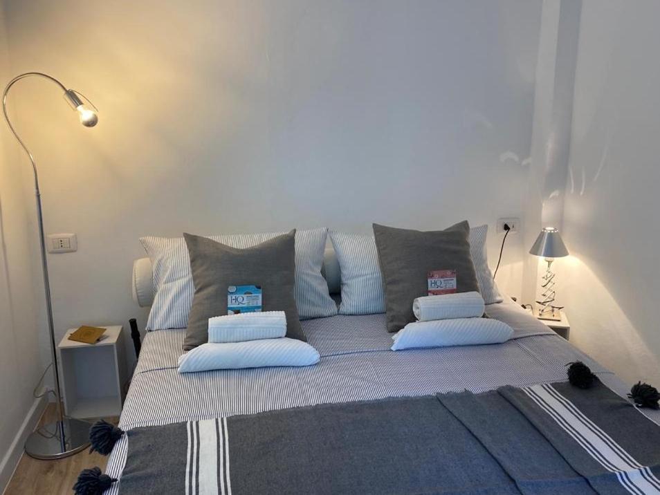 GhirlaL’Angolino di MAGDA: on the lake-PRIVATE beach!的一间卧室配有一张带蓝色枕头的床。