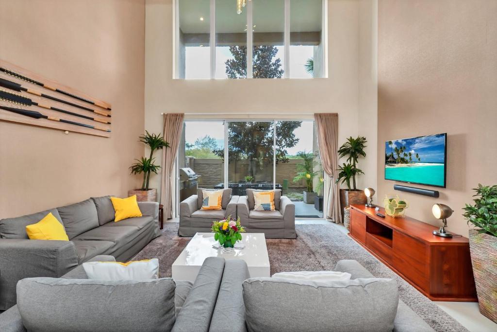 奥兰多Luxury Villa Less Than A Mile From Disneyworld -Bonus Elevator-的带沙发和电视的客厅