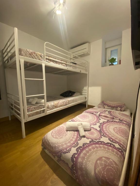 马德里Karl&Deby Madrid的一间卧室配有两张双层床。