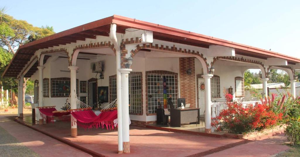 查梅Dharma Casa Holistica, Vivero, Yoga y Retiros的庭院中带凉亭的房子