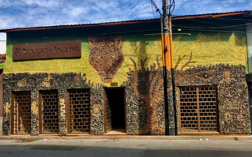 麦德林Refugio del Jaguar的一座建筑上挂着熊壁画