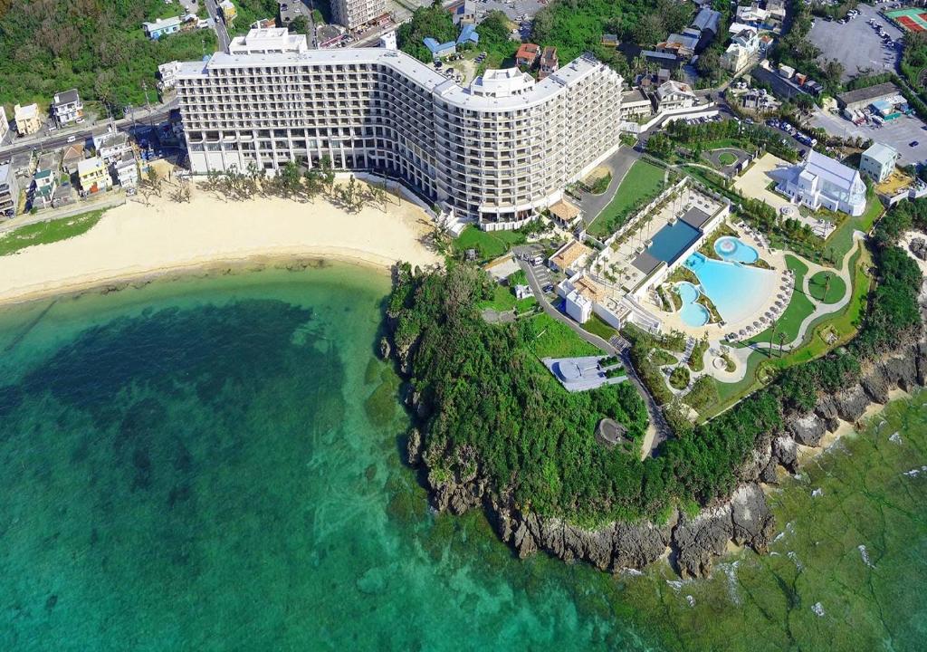 恩纳冲绳蒙特利水疗度假酒店的海滩上的度假村的空中景致