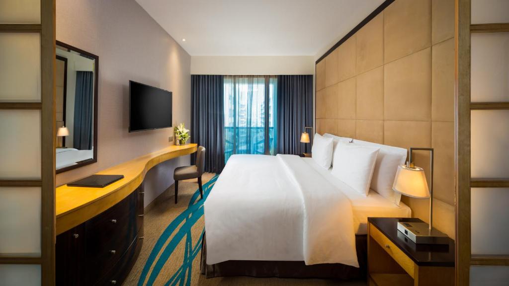 迪拜Savoy Suites Hotel Apartment - Newly Renovated的酒店客房设有一张大床和一台电视。