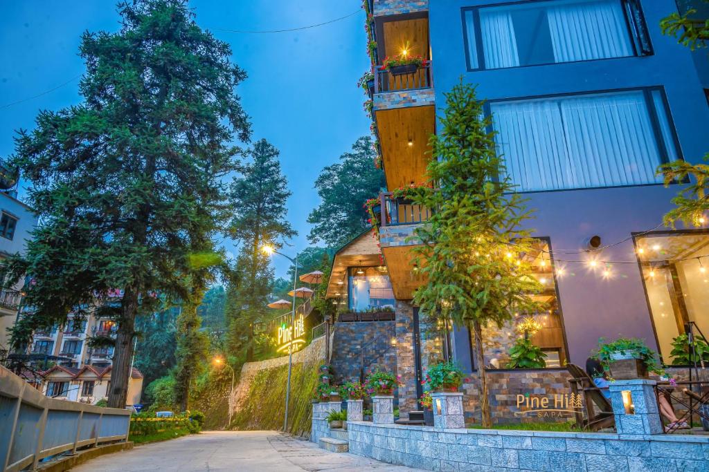 萨帕Sapa Pine Hill Eco Lodge的大楼前的街道