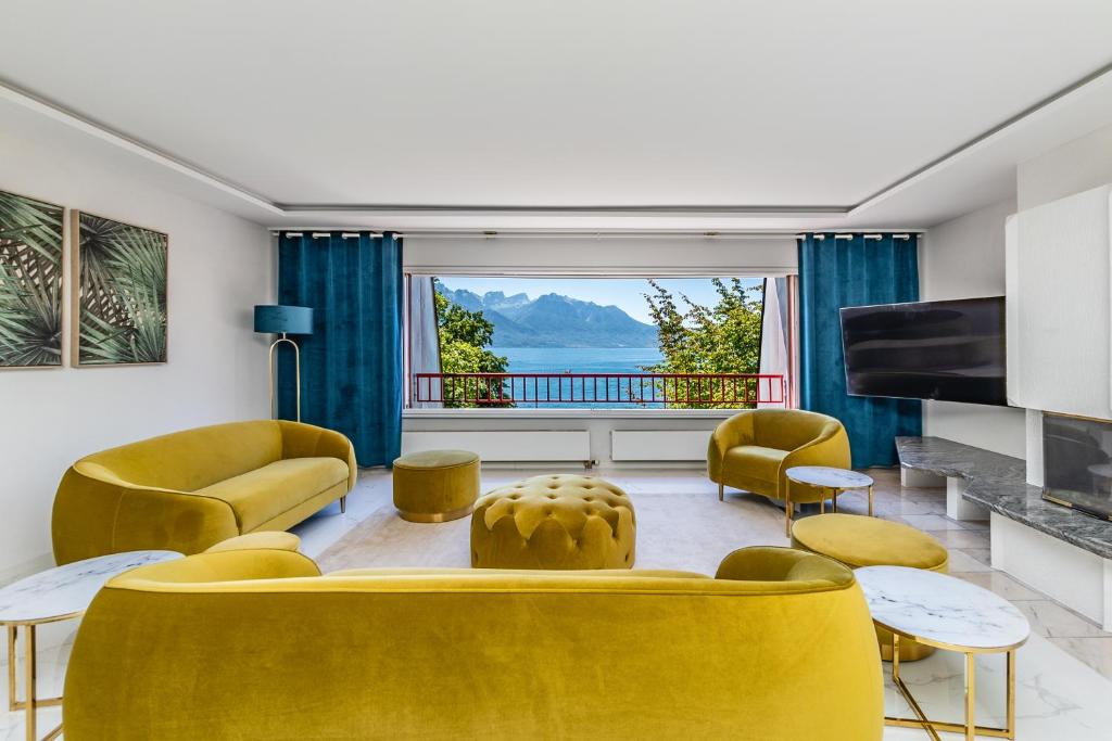 TerritetBon-Port Luxury apartment - Lakefront的客厅设有黄色家具和大窗户