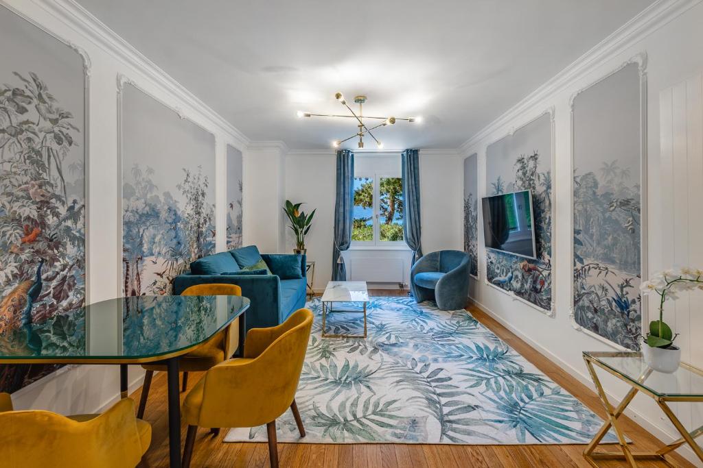 蒙特勒Garden of Eden 1-bedroom apartment – Lakefront的客厅配有桌椅