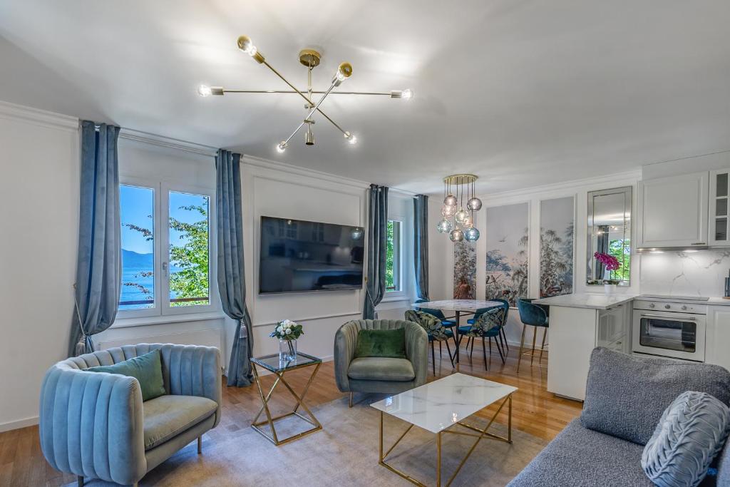 蒙特勒Soft Glam 1-bedroom appt - Lake & Mountain View的客厅配有沙发、椅子和桌子