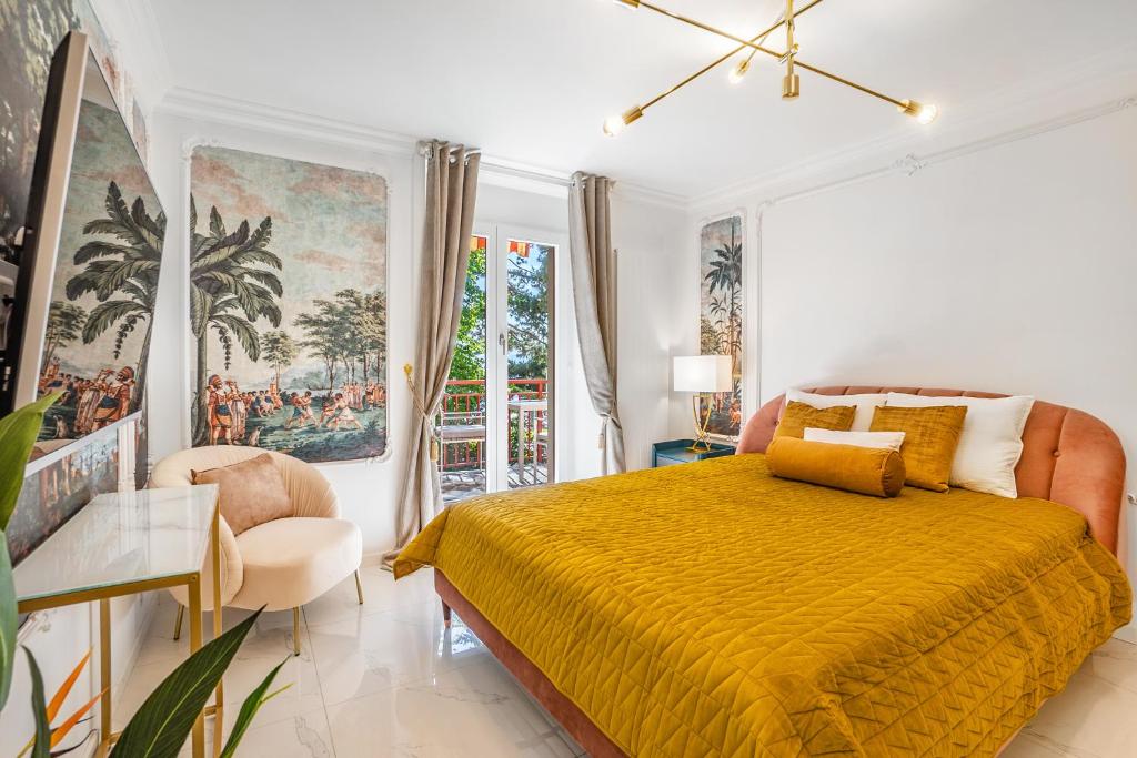 蒙特勒Tropical studio with a balcony - Lake View的一间卧室配有一张黄色床罩的床