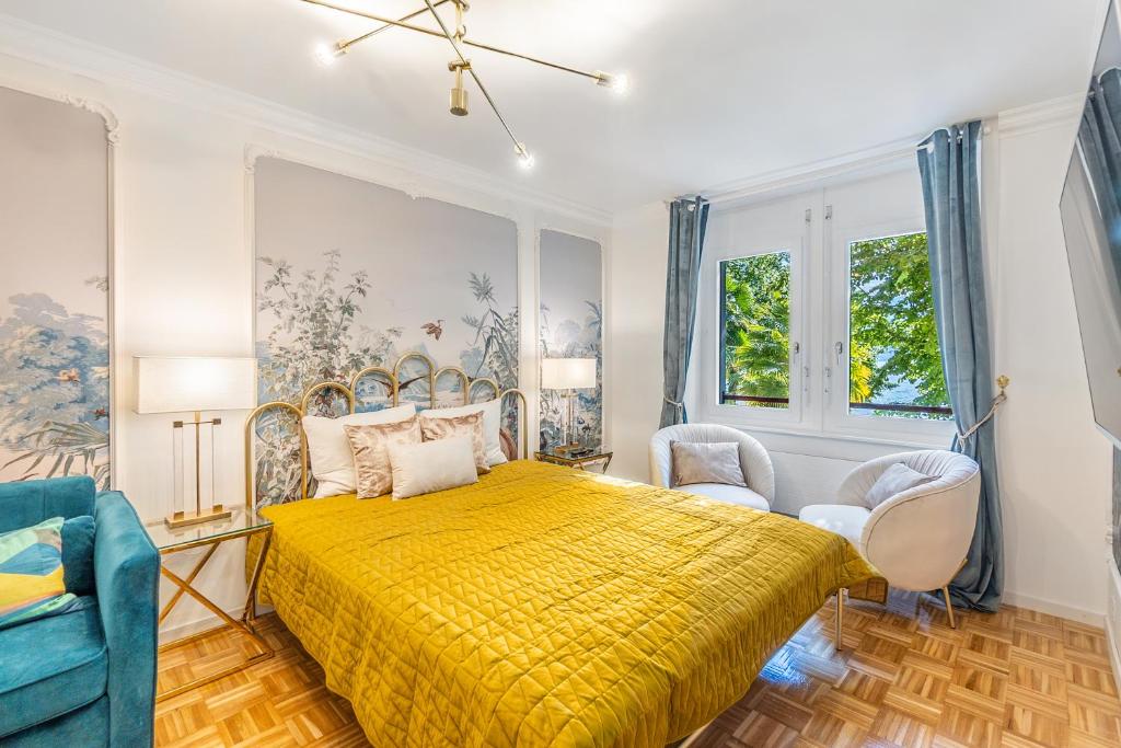 蒙特勒Secret Garden studio – Lakefront的一间卧室配有黄色的床和两把椅子