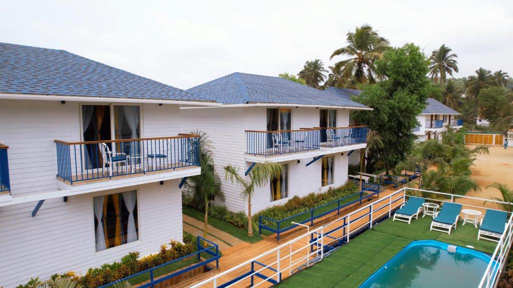 莫尔吉姆Sandbanks Beach Villas, Morjim的享有带游泳池的房屋的空中景致