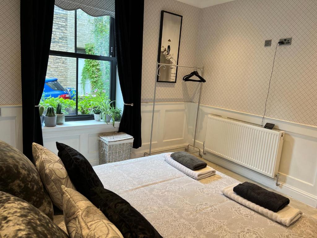 海伯敦桥Stunning 2 bed in the heart of hebden bridge的一间卧室配有一张带两个枕头的床