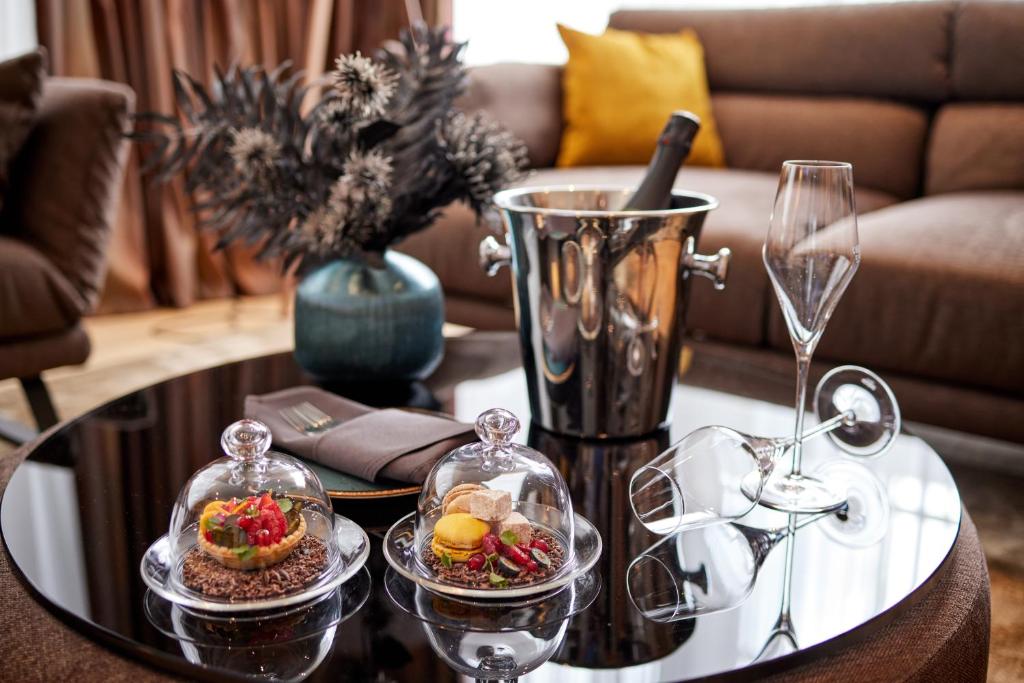 勒沃库森Kasino Hotel的一张桌子,上面放着两道菜和一杯葡萄酒