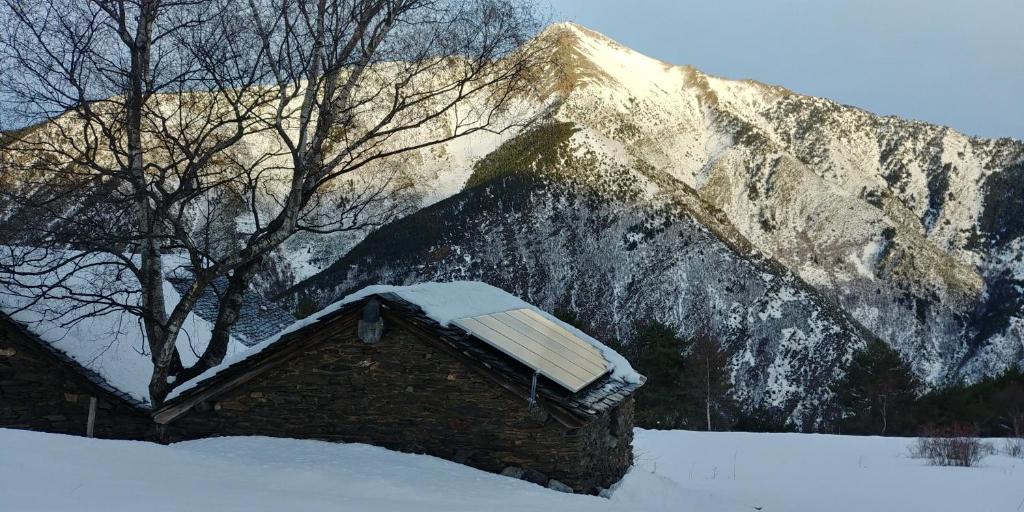 AreuBordes Pirineu, Costuix的山前建筑物的雪盖屋顶