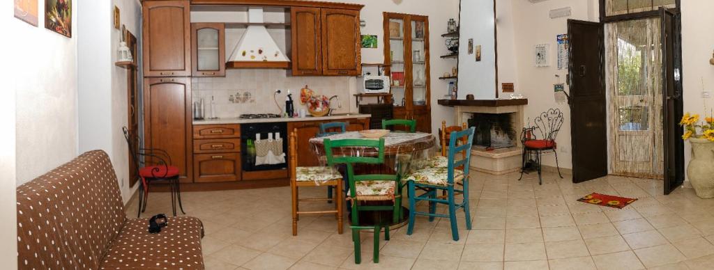皮斯蒂奇La villa di campagna的厨房配有木制橱柜和桌椅