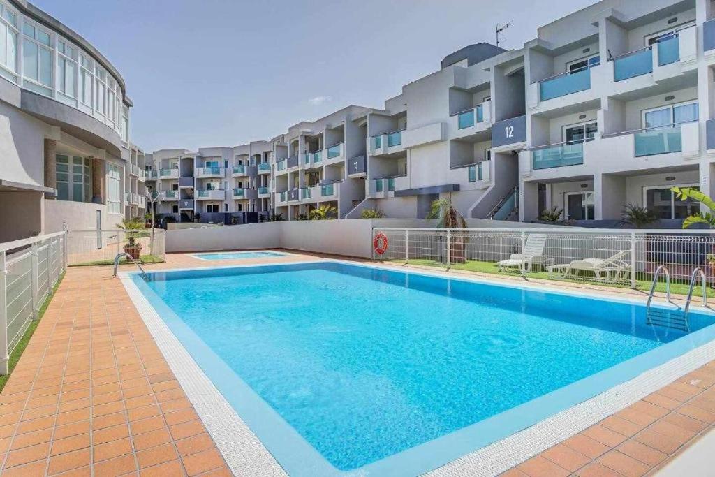 科拉雷侯Aldara Home by Best Holidays Fuerteventura的公寓大楼前的游泳池