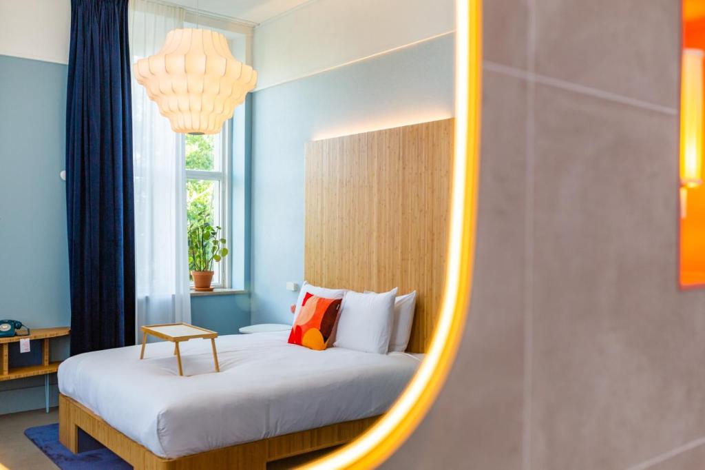 吕伐登Hotel Vie Via - Just a room的一间卧室配有一张床和镜子
