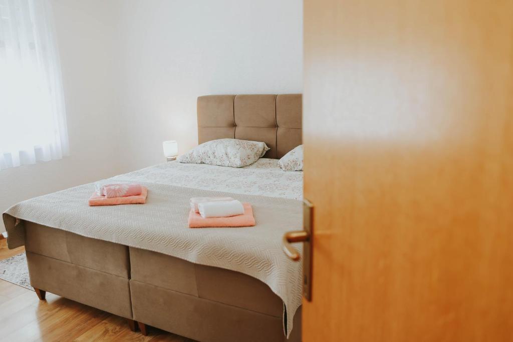戈斯皮奇I&T apartman的一间卧室配有一张床,上面有两条毛巾