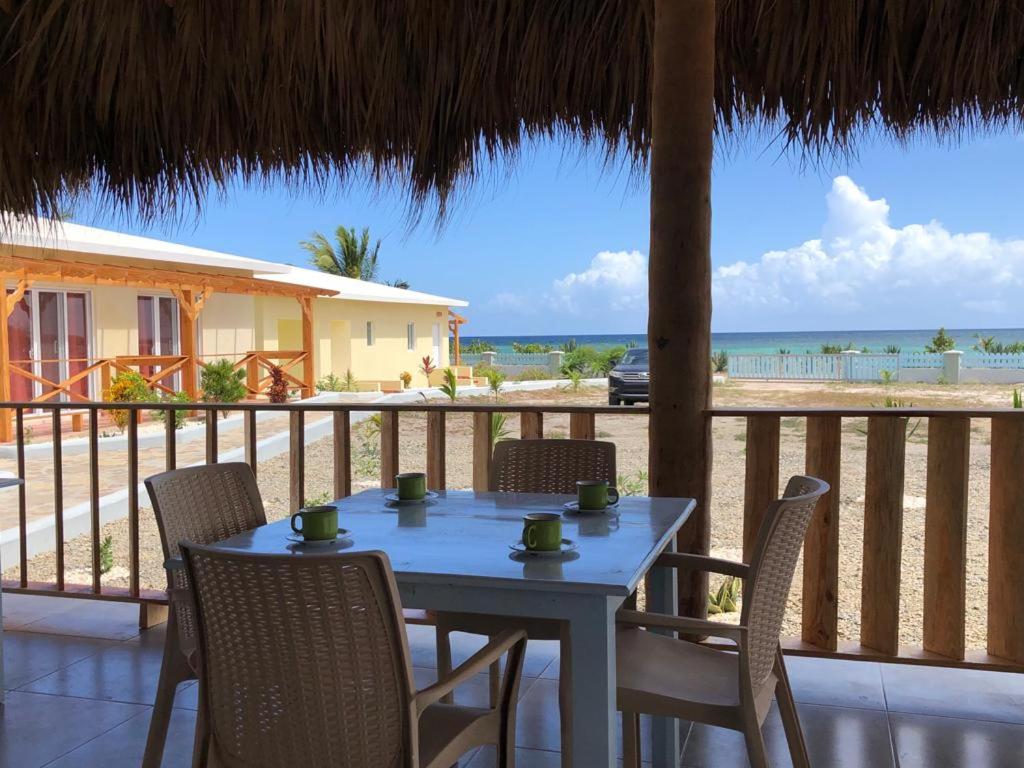 蓬塔露奇亚Punta Rucia Cristal Beach的海滩阳台的桌椅