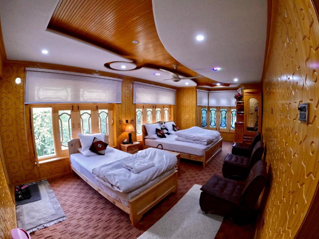KhapaluNorth Palace Khaplu的一间房间,配有两张床铺和椅子,位于火车上
