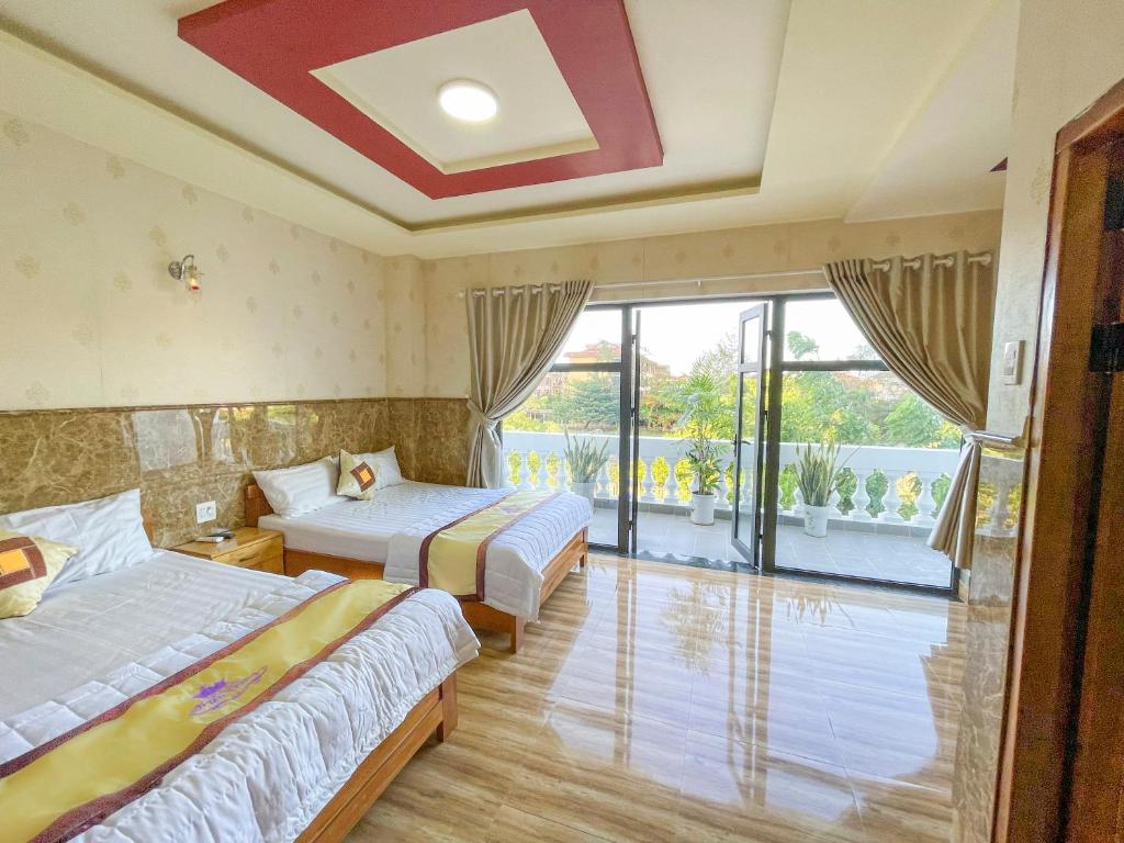 Liên Trì (4)Khách sạn Triều Dâng的酒店客房设有两张床和一个阳台。