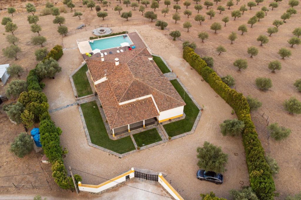 埃武拉Monte Ribeira de Mures的享有带游泳池的大房子的顶部景色