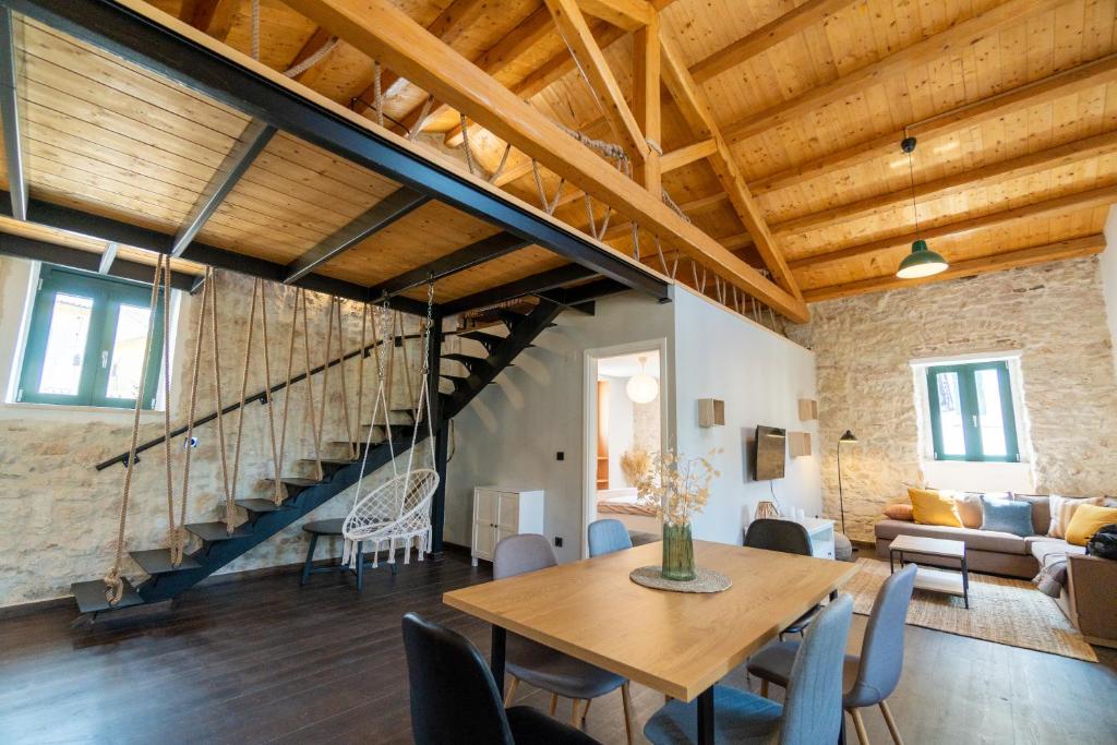 科孚镇Corfu Pigeon Nest的客厅设有木桌和楼梯。