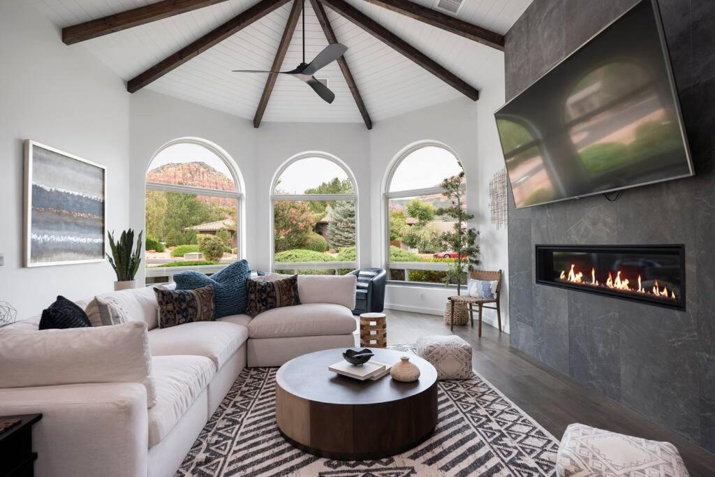 塞多纳Amazing Luxury Home with Hot Tub & Views的带沙发和壁炉的客厅