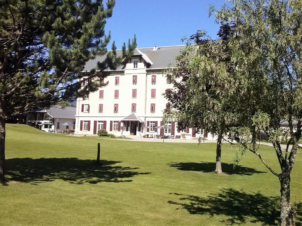 维拉尔-德朗贝斯特韦斯特巴黎大酒店的前面有树木的白色大建筑