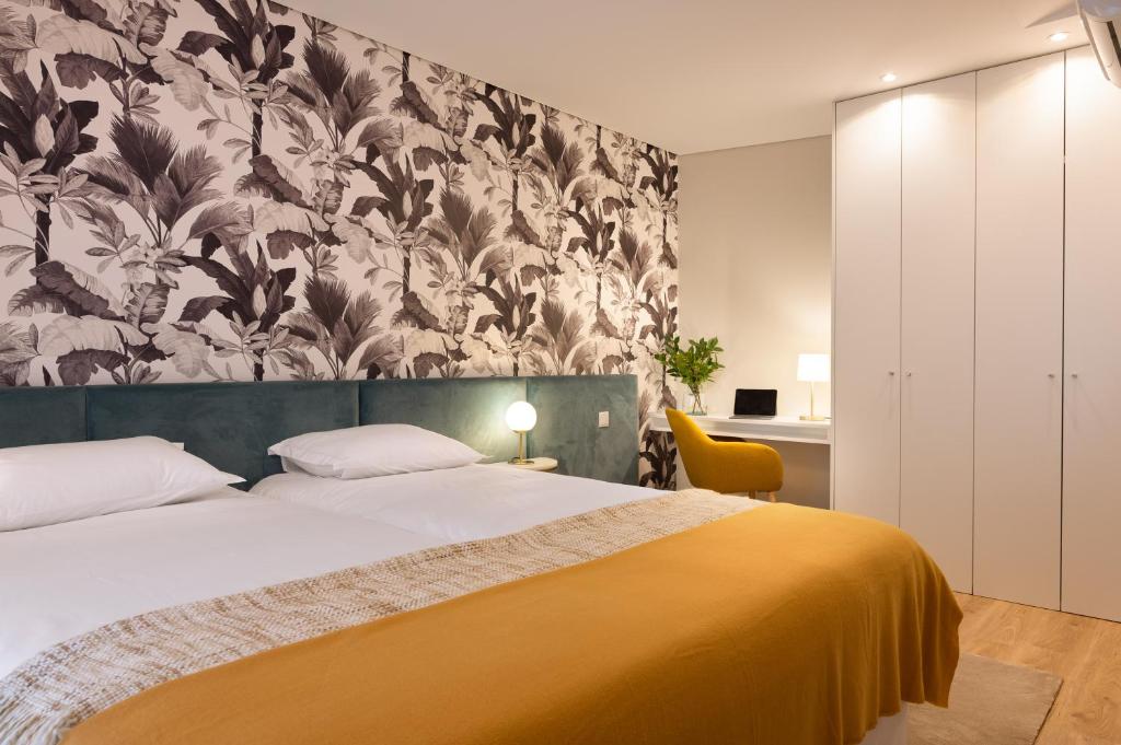 波尔图Byobu Apartment, by Bolhão Residences的一间卧室配有一张带黄色毯子的大床
