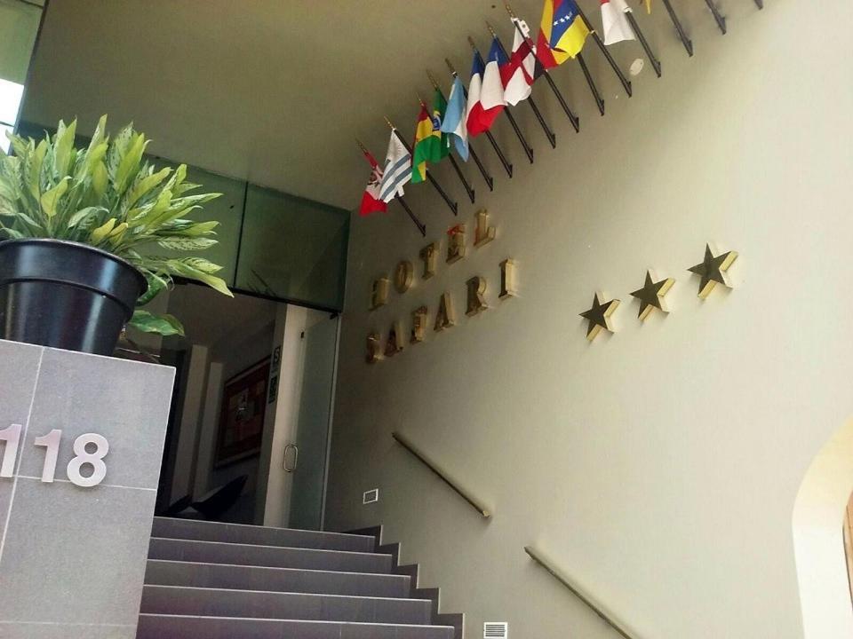 伊基托斯SAFARI HOTEL IQUITOS的墙上的走廊上设有楼梯和星星