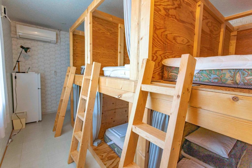 中札内Sarabetsu-mura chiiki Kouryu Center - Vacation STAY 31482v的客房内的两张双层床