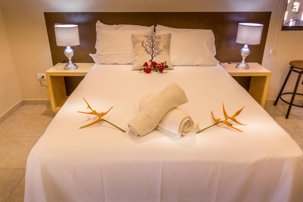 坎昆Azcapri Villa Boutique & Spa的一间卧室,床上有两只海星