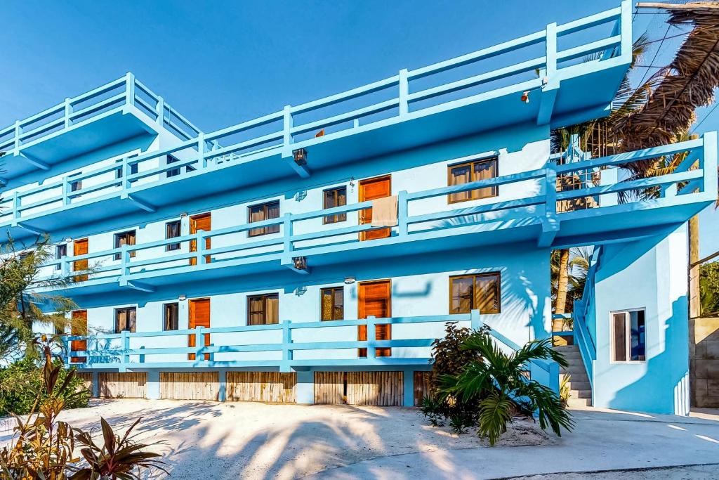 库尔克岛Mayan Falls Gold Standard and Corridor Certified的蓝色和白色的建筑,设有阳台