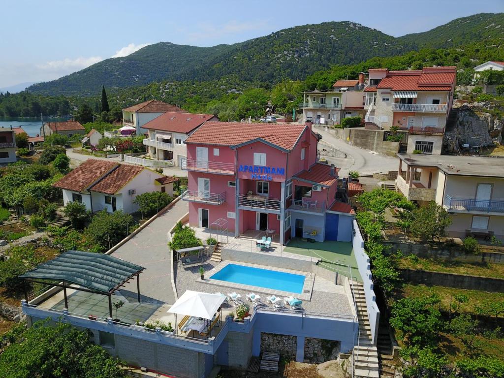 普洛切Family friendly apartments with a swimming pool Bacina, Neretva Delta - Usce Neretve - 15309的享有带游泳池的房屋的空中景致