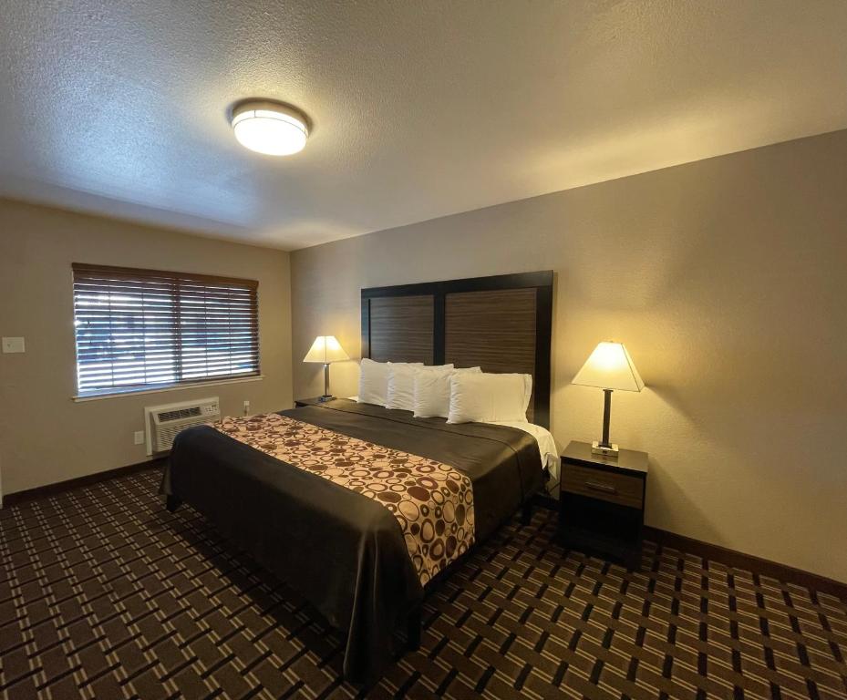 南太浩湖比佛利旅馆的一间设有大床和窗户的酒店客房