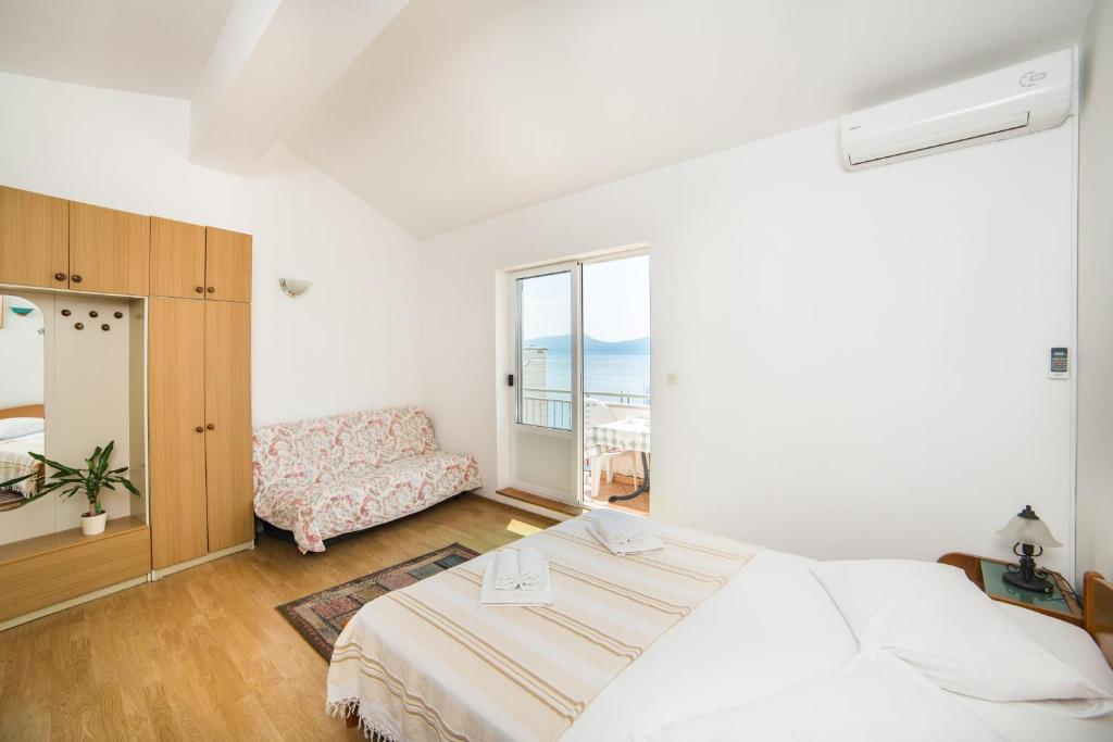 格拉达茨Apartments by the sea Gradac, Makarska - 16073的白色的卧室设有床和窗户