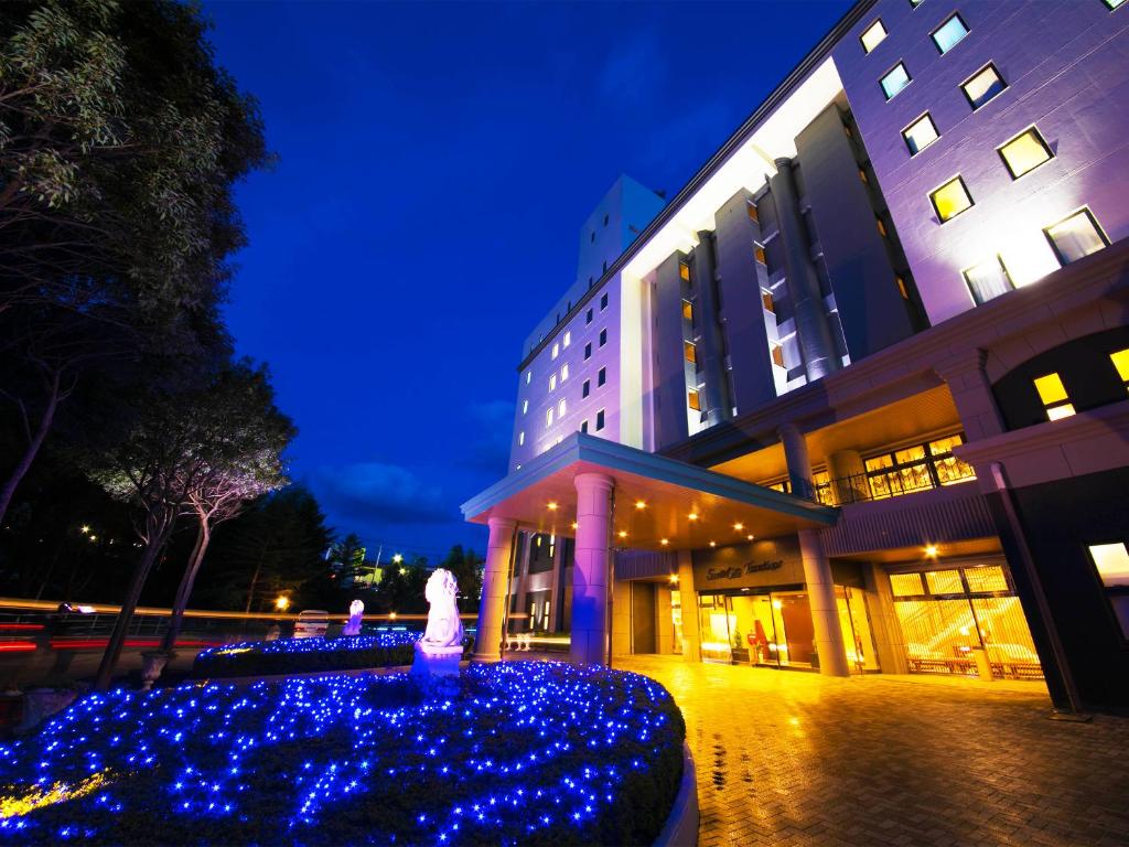 壹岐市斯特拉考特太卡库壹岐酒店的建筑前有蓝色灯光的建筑