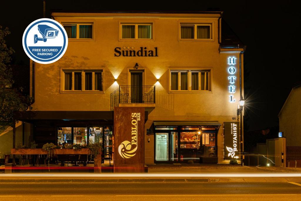 萨格勒布Sundial Boutique Hotel的街道边有标志的建筑物