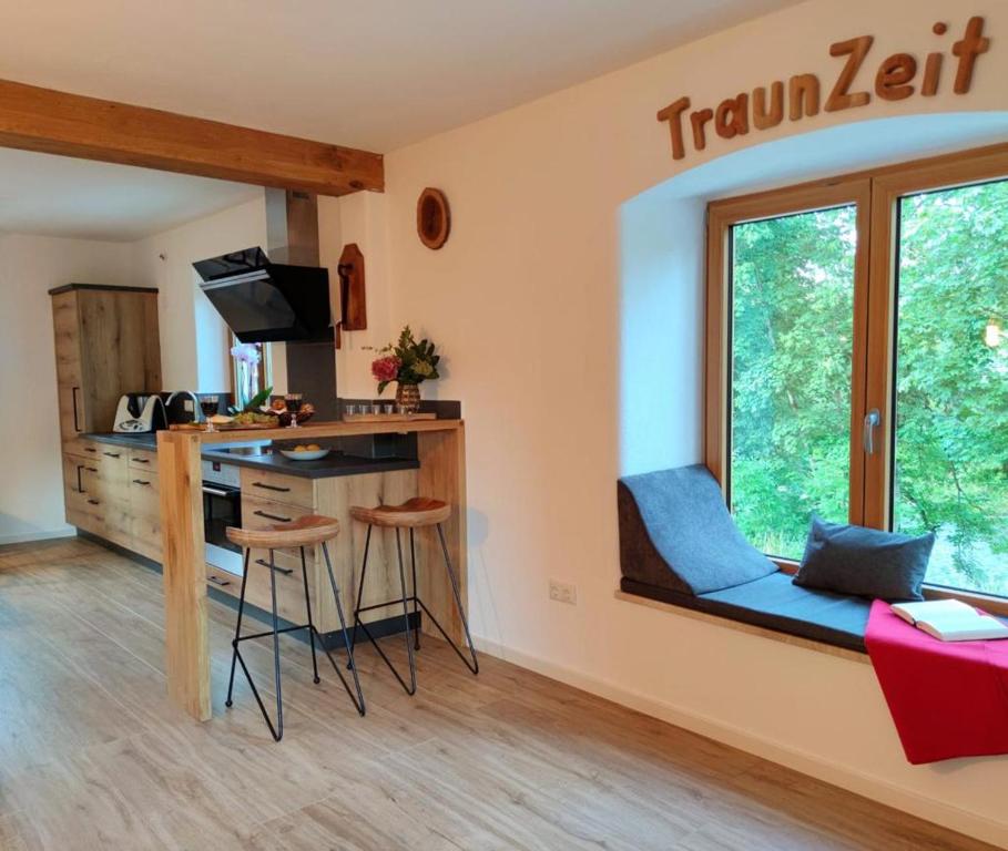 希格斯多夫TraunZeit的客房设有带书桌和窗户的厨房。