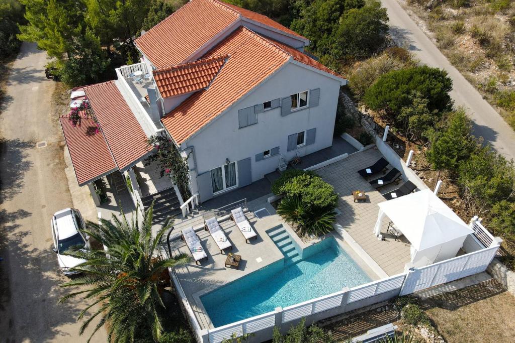 拉斯托伏Seaside house with a swimming pool Pasadur, Lastovo - 15847的享有带游泳池的房屋的空中景致