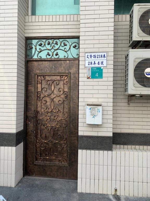 台南台南杰克屋的建筑物边的棕色门