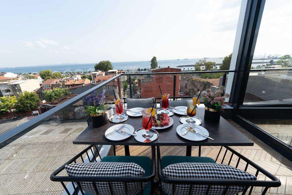 伊斯坦布尔Costera Hotel的阳台上摆放着食物盘的桌子