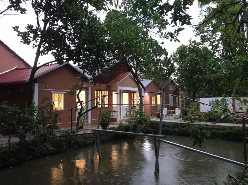 永隆南青民宿的水淹的街道上的房子